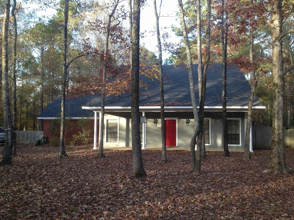 super country home/ new inside and out updates!!! new roof, new paint, great 2.24 acres in the country